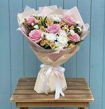 Букет цветов из:  Гвоздики, Орхидеи и Розы в Вологде