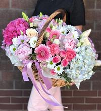 Цветочная композиция из Розы, Хризантемы, Пионы и Лизиантусы в корзине в Вологде