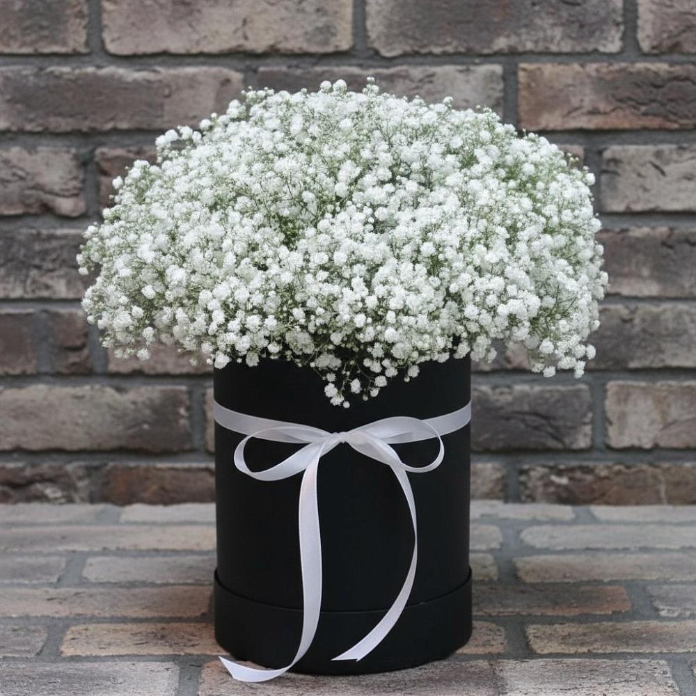 Цветочная композиция из Гипсофила в шляпной коробке в Вологде