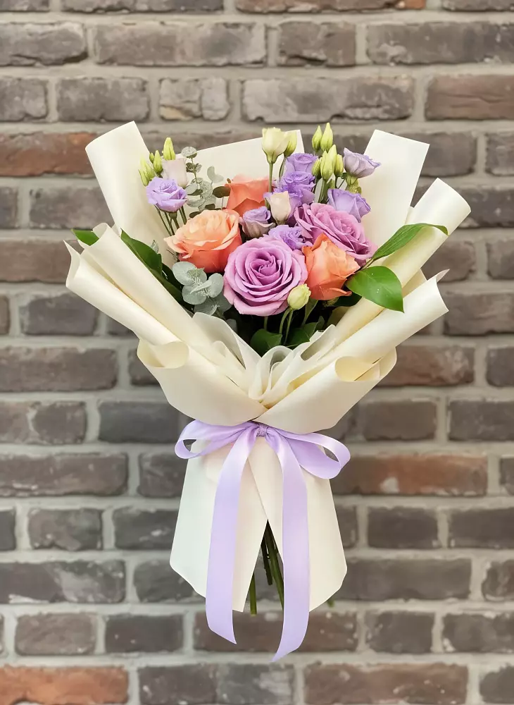 Букет цветов из: Лизиантусы и Розы в Вологде