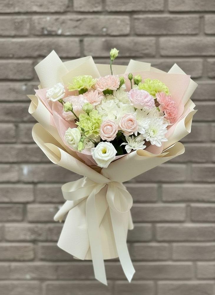 Букет цветов из: Гвоздики, Розы, Лизиантусы и Хризантемы в Вологде