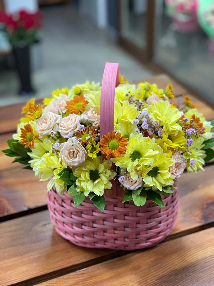 Цветочная композиция из Хризантемы и Розы в корзине в Вологде