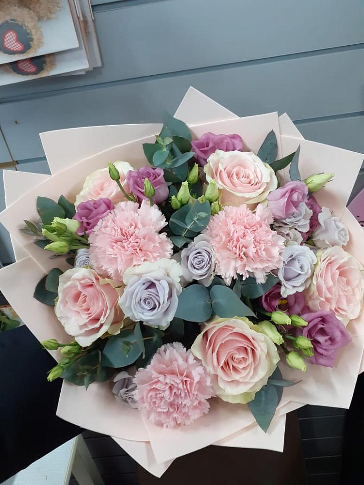 Букет цветов из: Розы, Гвоздики и Лизиантусы в Вологде