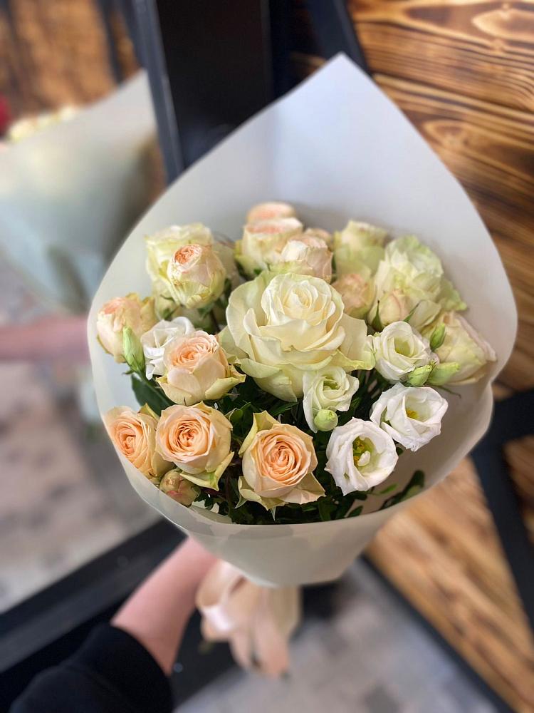 Букет цветов из: Розы и Лизиантусы в Вологде